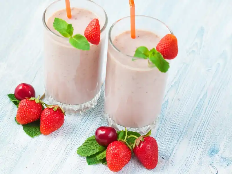 Strawberry banana mint smoothie in two glasses