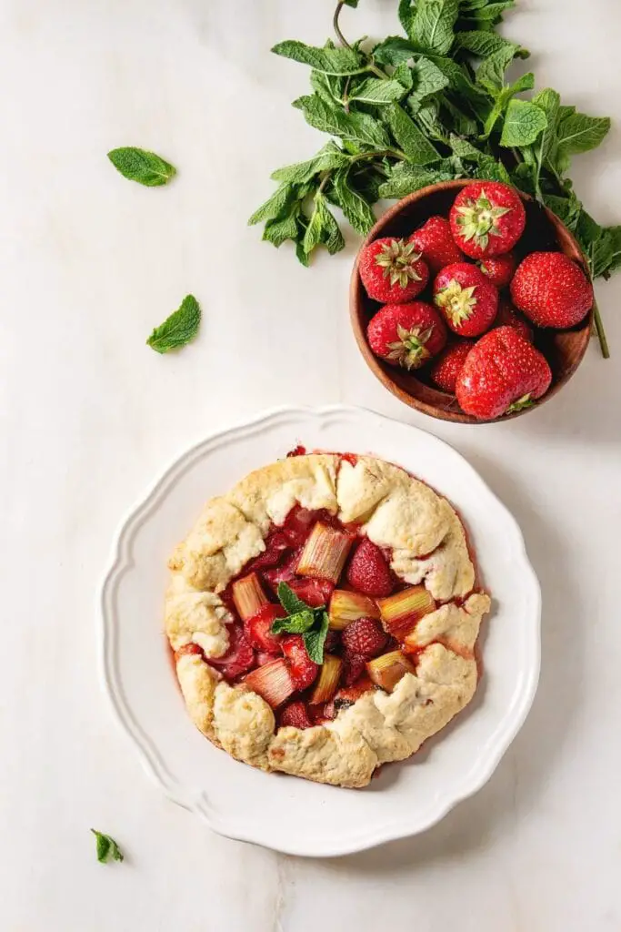 strawberry shortbread pie on the plate with strawberries 