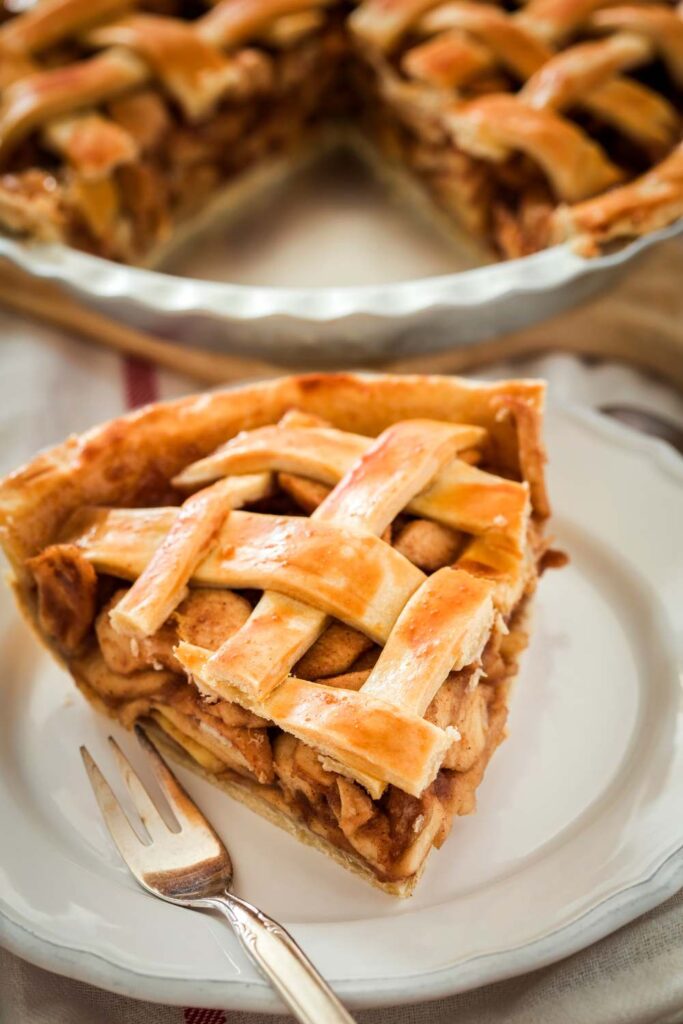 close view of no bake apple pie in plate 