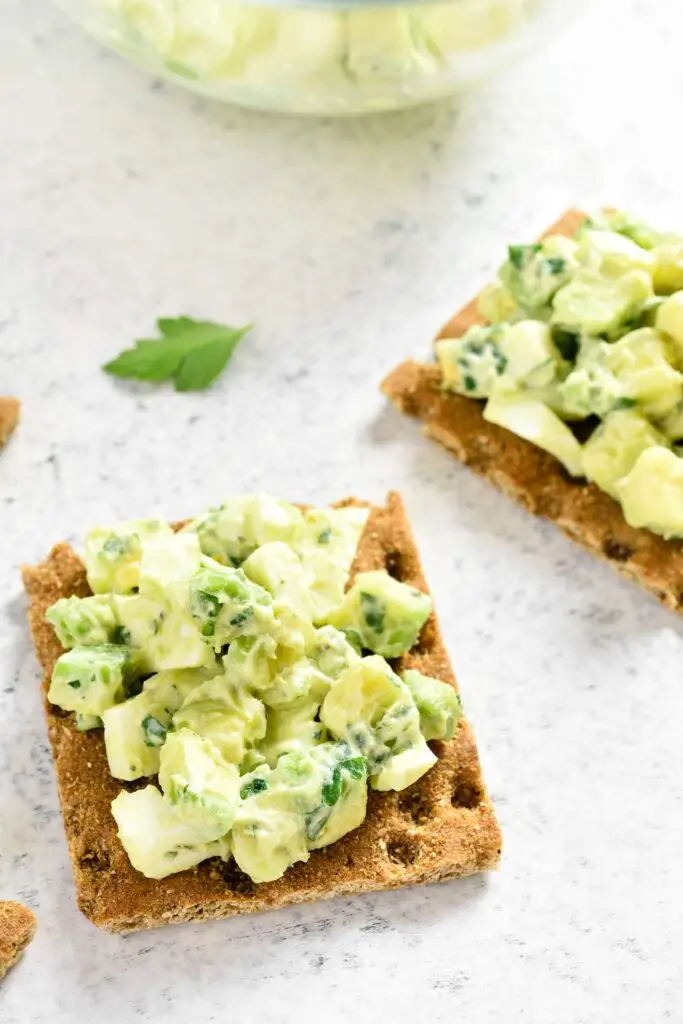 Avocado Egg Salad With Greek Yogurt on ccrackers