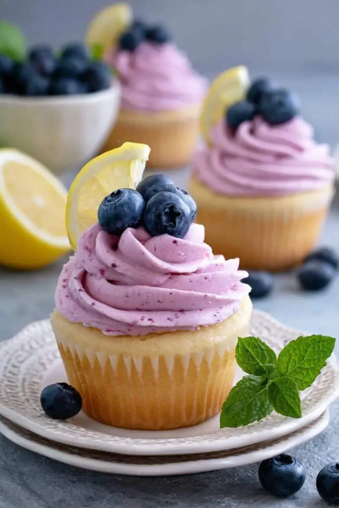 Lemon-Cupcakes with blueberry toppings