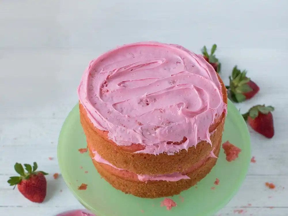 Vegan strawberry frosting