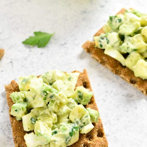 Avocado Egg Salad With Greek Yogurt on ccrackers